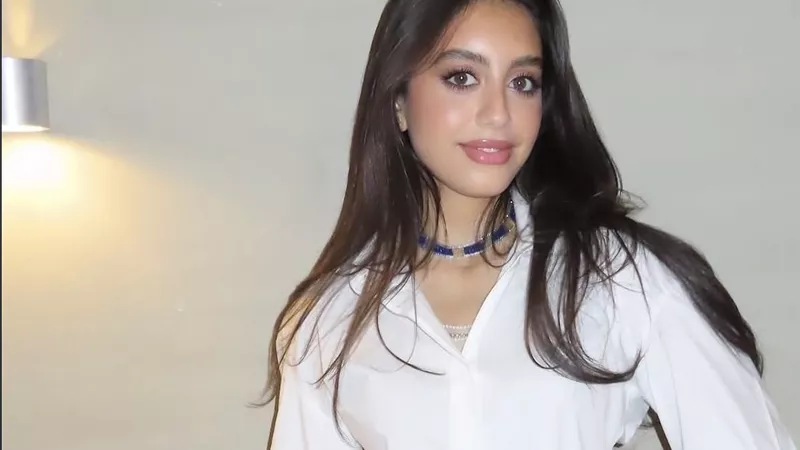 ياسمينا العبد تعتمد تنسيقًا أنيقًا يجمع بين الكلاسيكية والعصرية في العرض الخاص لفيلم ولا كان عالبال