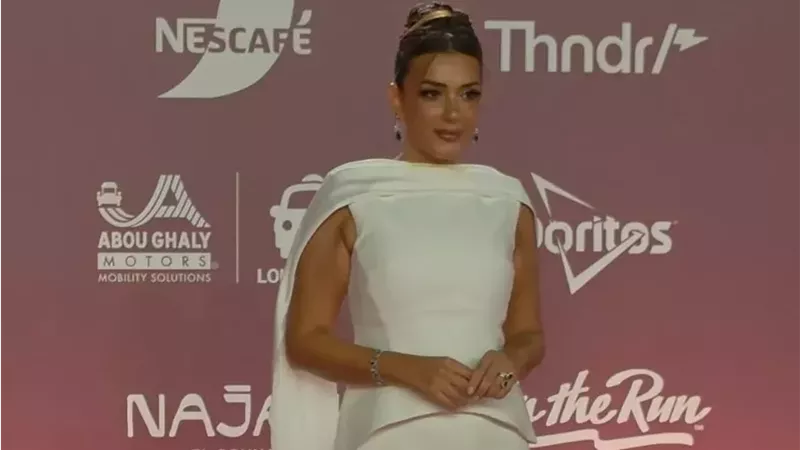 إنجى المقدم وسينتيا خليفة في عرض فيلم 